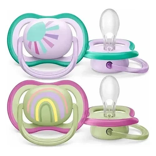 Set de dos chupetes ortodónticos Chikikitos con tetina de silicona, diseño aireado y motivos de sol y arcoíris.