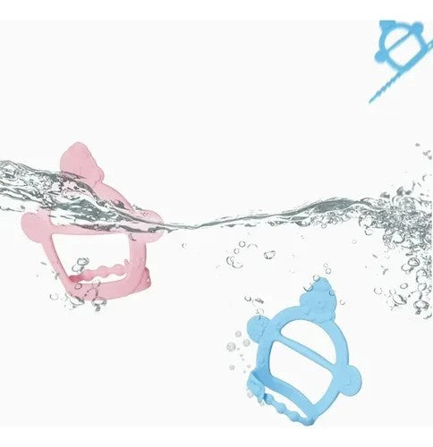 Mordedores de silicona Chikikitos con forma de mono en azul y rosa sumergidos en agua para limpieza y esterilización.