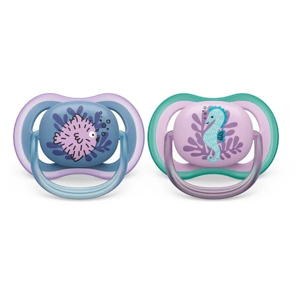 Set de dos chupetes Chikikitos con tetina de silicona, diseño ergonómico y motivos marinos de pez globo y caballito.