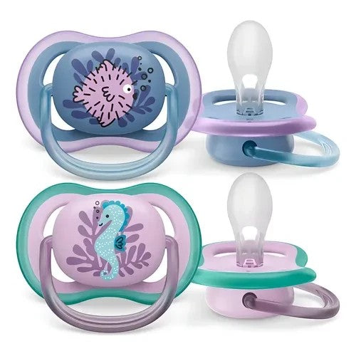 Set de dos chupetes Chikikitos con tetina de silicona, diseño ergonómico y motivos marinos en tonos azul y morado.