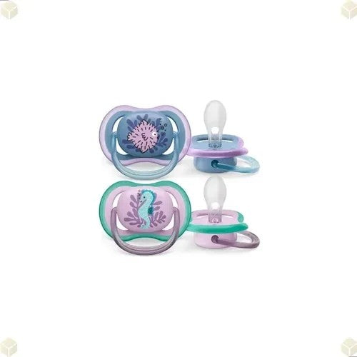Set de dos chupetes Chikikitos con tetina de silicona, diseño ergonómico y motivos marinos en tonos azul y verde.